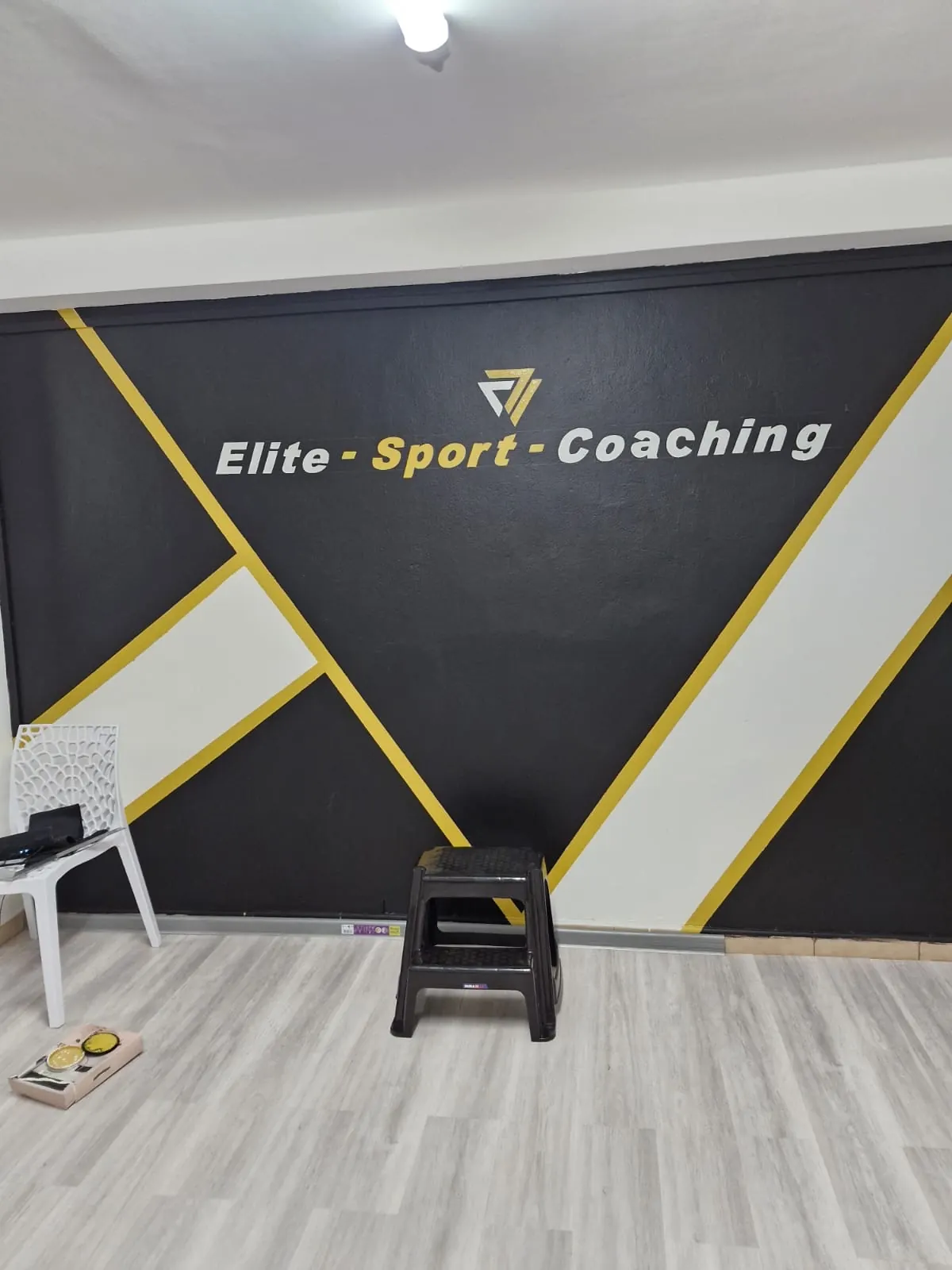 Mur du studio Elite-Sport-Coaching aux couleurs noir et or